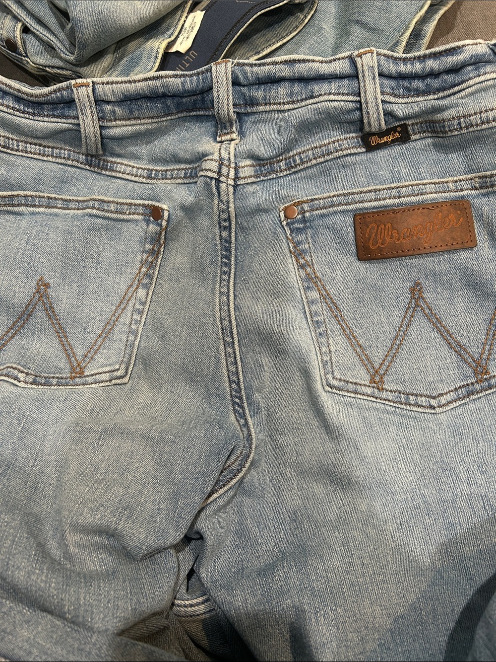 Wrangler Light Blue Relaxed Fit Men's Jeans with Back Pocket Stitching